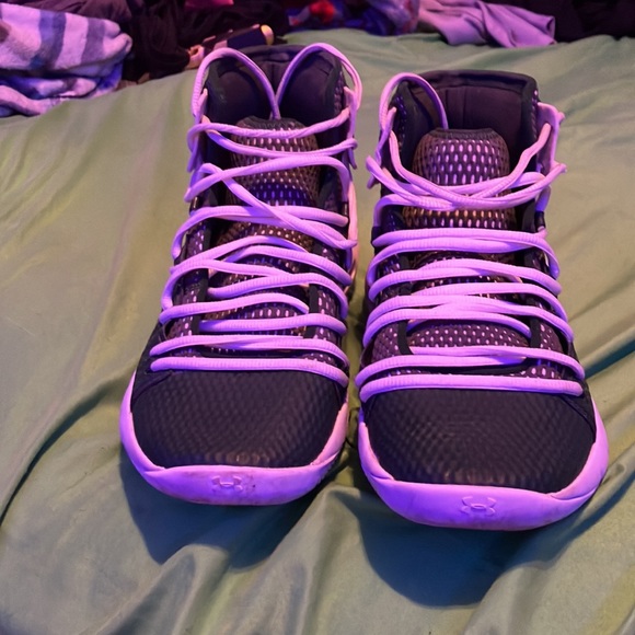 Size 8 under armor basket ball shoes really good the color is dark green - Picture 6 of 6